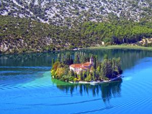 a house on an island in the middle of a lake at Holiday house Cikola in Kaočine