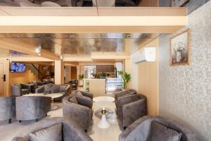 une salle d'attente avec des chaises et des tables et un bar dans l'établissement Banana Guesthouse South Pattaya, à Pattaya