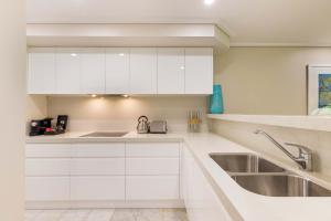 Kuchyň nebo kuchyňský kout v ubytování Mirage Resort Villa 160 with access to Sheraton Facilities