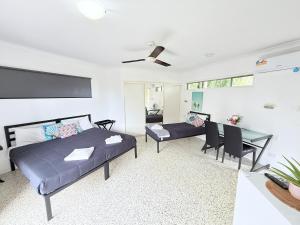 Postel nebo postele na pokoji v ubytování Emu Park Beach Motel