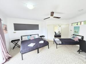 TV a/nebo společenská místnost v ubytování Emu Park Beach Motel