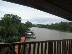 un bateau est amarré au bord d'une rivière dans l'établissement Hotel Lara's Planet, à El Castillo de La Concepción