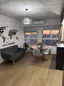 una sala de estar con un sofá y una mesa en BuenosAiresApart, en Buenos Aires