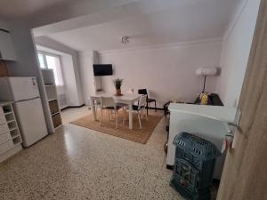 Μια τηλεόραση ή/και κέντρο ψυχαγωγίας στο Collioure - Appartement T2 4 personnes au cœur du village - FR-1-309-528