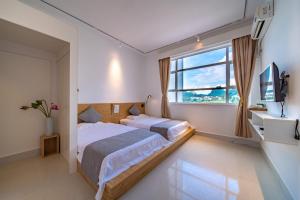 双流The Yangshuo Durian Guesthouse 阳朔榴莲间民宿的一间有两张床和一扇大窗户的卧室