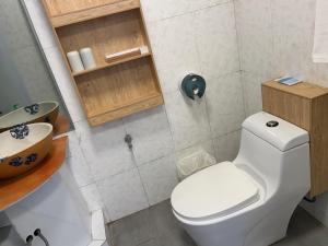 The Yangshuo Durian Guesthouse 阳朔榴莲间民宿的一间浴室