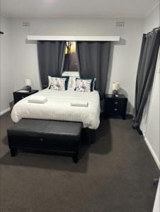 Myrtleford Hotel客房内的一张或多张床位