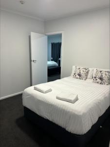 Myrtleford Hotel客房内的一张或多张床位