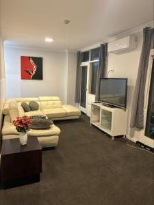 麦提福特Myrtleford Hotel的配有沙发和平板电视的客厅