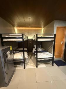 马尼拉HM Eco Hotel NAIA的有两张双层床的房间