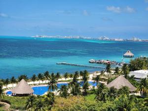 eine Luftaufnahme des Strandes und des Meeres in der Unterkunft Amara Cancun Beachfront Condo in Cancún