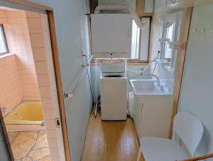 别府地獄の三丁目 鬼のすみか的一间带水槽和冰箱的小厨房 更多19张照片