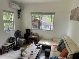 un salon avec un canapé et une table dans l'établissement Farm small courtyard, à Sampong