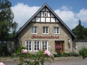 ホルン・バート・マインベルクにあるHotel-Café "Schauinsland"の塀の島を読む看板のある建物