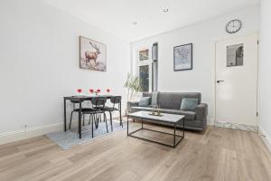 a living room with a couch and a table at Free Parking ,Modern 4 bedrooms 10min from Birmingham city centre ideal for contractors ,Groups and Families in Birmingham