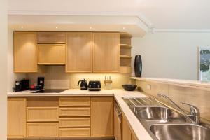 Η κουζίνα ή μικρή κουζίνα στο Mirage Resort Villa 444 with access to Sheraton Facilities