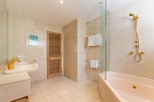 Ένα μπάνιο στο Mirage Resort Villa 444 with access to Sheraton Facilities