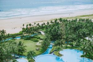 Cam Ranh International AirportThe Ocean View Cam Ranh Resort的度假村和海滩的鸟瞰图