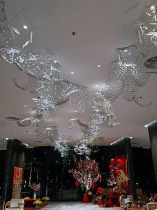 Cam Ranh International AirportThe Ocean View Cam Ranh Resort的天花板上挂有吊灯的房间 更多79张照片