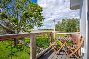 Balkoni atau teres di Latitude Adjustment Walk to Beach & Dining