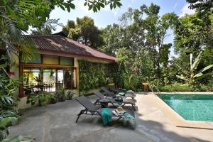 Swimmingpoolen hos eller tæt på Ambong Rainforest Retreat