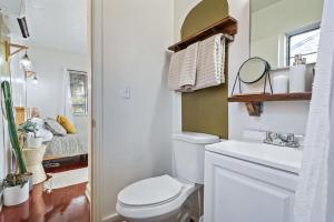 Un baño pequeño con inodoro y lavabo. en Springtime Oasis Sun Kised 1BR Near UofA, en Tucson