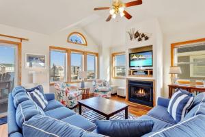 sala de estar con sofás azules y chimenea en 6065 - Making Memories, en Nags Head
