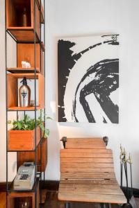 Una habitación con un banco de madera y un cuadro en la pared. en Fliphaus Dorrego 2200 - 3 Bd Pool & BBQ Palermo Hollywood, en Buenos Aires