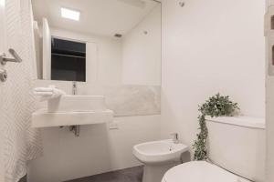 Ένα μπάνιο στο Fliphaus GuateFlat 'B' - 1 Bd in Palermo Soho