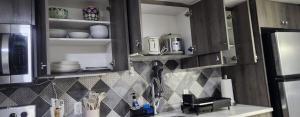 Immaculate suite in Airdrie的厨房或小厨房