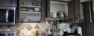 Immaculate suite in Airdrie的厨房或小厨房