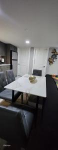 Immaculate suite in Airdrie的休息区