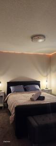 Immaculate suite in Airdrie客房内的一张或多张床位