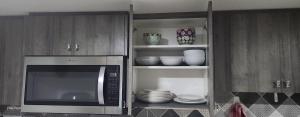 Immaculate suite in Airdrie的厨房或小厨房