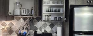 Immaculate suite in Airdrie的厨房或小厨房