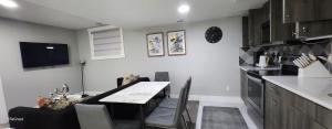 Immaculate suite in Airdrie的厨房或小厨房