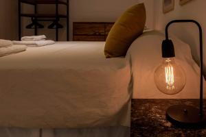 Postel nebo postele na pokoji v ubytování Fliphaus GuateHaus 'A' - Loft in Palermo Soho