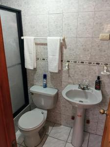 Ένα μπάνιο στο Casa amplia con espacio verde