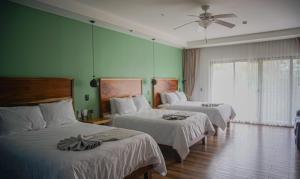 QuesadaHotel Mi Linda Tierra的带两张床和吊扇的卧室 更多37张照片