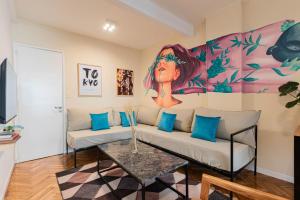 Una sala de estar con un sofá y un cuadro en la pared. en Fliphaus Junin 1200 - 2 Bd in Recoleta, en Buenos Aires