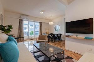 Una sala de estar con un televisor de pantalla plana grande. en Fliphaus Junin 1200 - 2 Bd in Recoleta, en Buenos Aires