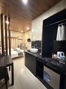 ein Badezimmer mit Waschbecken und ein Bett in einem Zimmer in der Unterkunft HM Eco Hotel NAIA in Manila + 19 Fotos