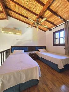 Кровать или кровати в номере Five Fingers Holiday Bungalows