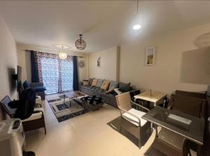 Μια τηλεόραση ή/και κέντρο ψυχαγωγίας στο Azha Ain Sokhna Apartment private fully air-conditioned