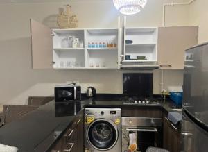 Η κουζίνα ή μικρή κουζίνα στο Azha Ain Sokhna Apartment private fully air-conditioned