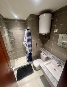 Ένα μπάνιο στο Azha Ain Sokhna Apartment private fully air-conditioned