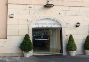een hotelgebouw met een bord waarop hoteledia staat bij Hotel Elide in Rome