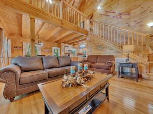 Χώρος καθιστικού στο Chillin N Grillin cabin