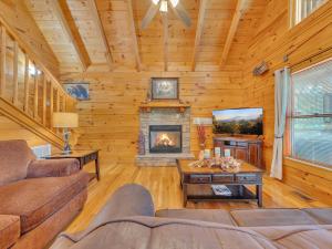 Χώρος καθιστικού στο Chillin N Grillin cabin