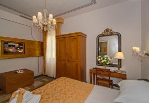 Postel nebo postele na pokoji v ubytování Lucca in Azzurro Maison de Charme